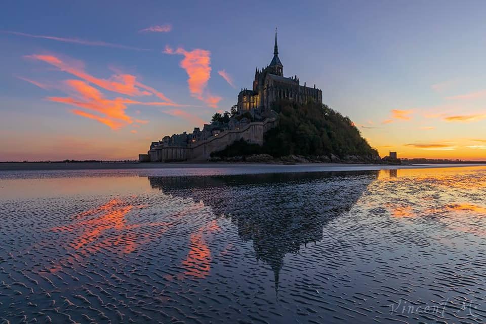 夕陽下的海上城堡。（圖／FB@Abbaye du Mont Saint-Michel）